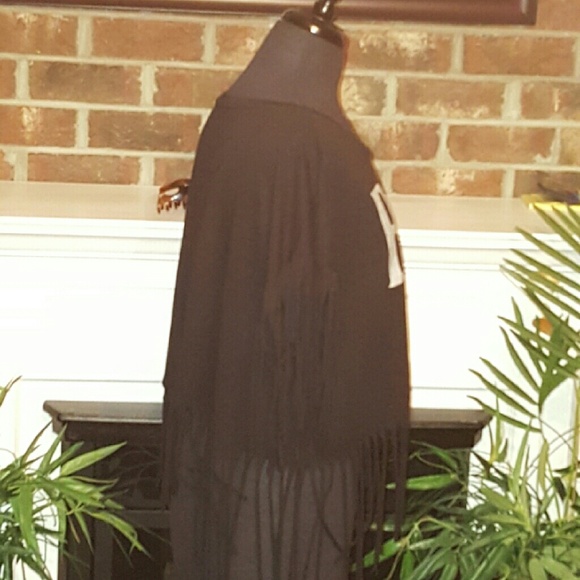 🔴 $$ New Cropped Tee featuring "The Beatles" - Picture 2 of 3