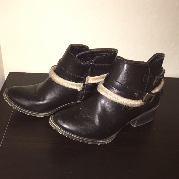 Black booties with straps - Picture 1 of 4