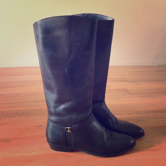 Essential black boots!