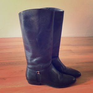 Essential black boots!