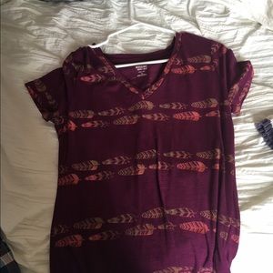 Love offers! Cute tee with feathers