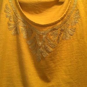 Detailed mustard tee