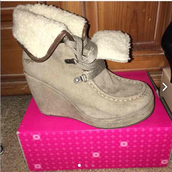 Wedge lace boots