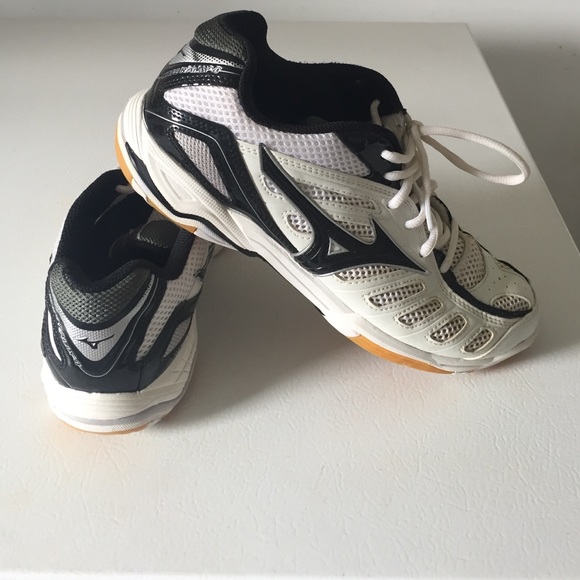 Athletic shoes