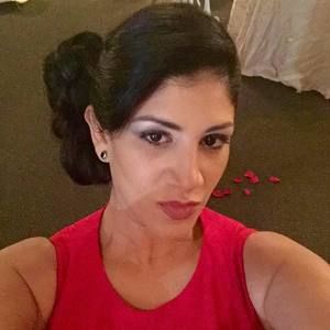 Meet your Posher, Yoli