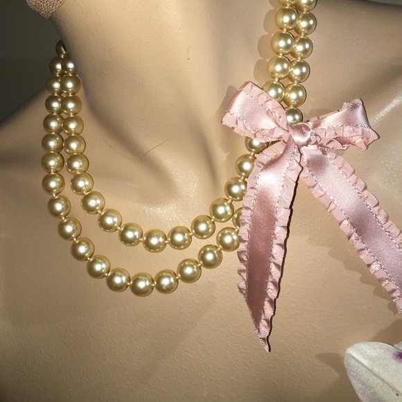 Pearl necklace with a silk bow.