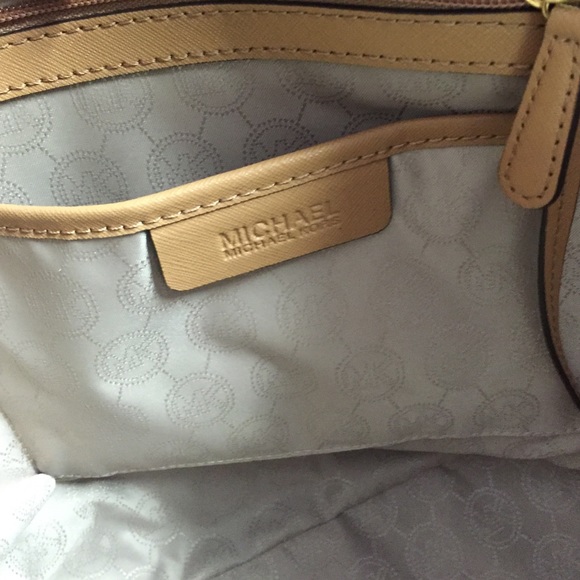 AUTHENTIC MICHAEL KORS LARGE TOTE - Picture 3 of 3