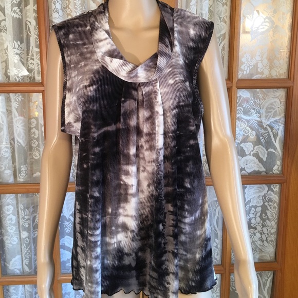 Christopher & Banks Tops - 💖Just In💖Mini Pleated Black White Gray Top