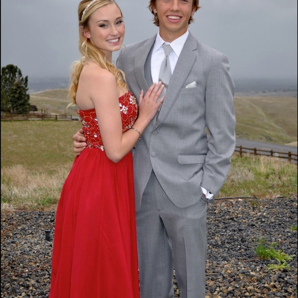 Beautiful red prom dress - Picture 1 of 4