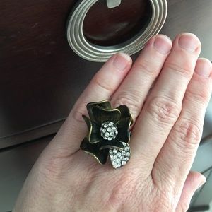 Flower ring with rhinestones.