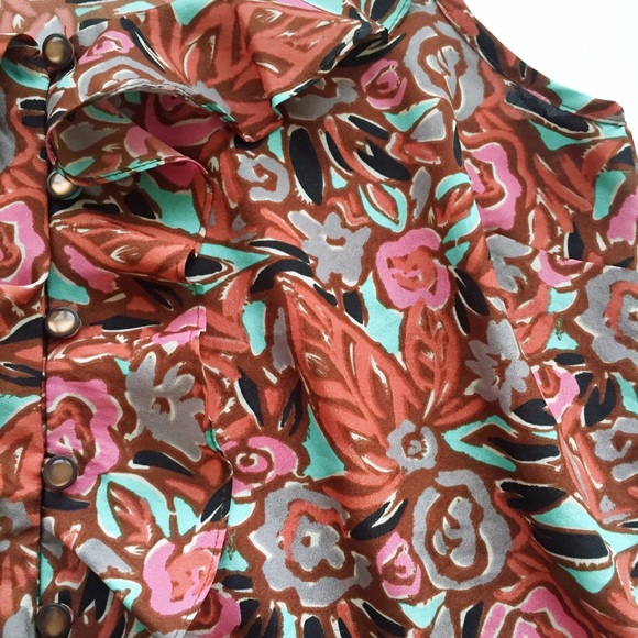 👑BUNDLE FOR $5✨ Floral Racerback Ruffle Tanktop - Picture 3 of 4