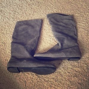 Suede grey flat boots