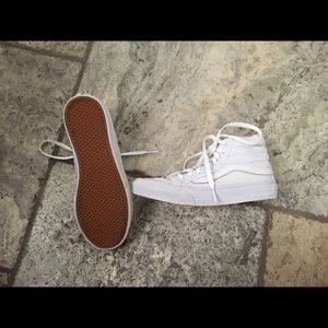 🔴SOLD ON M🔴 all white skate high vans