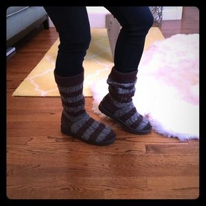Adorable and unique Cable knit sweater UGG boots