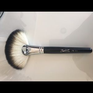 Sedona lace fan brush