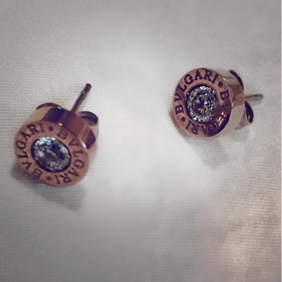 Jewelry - Gold stud earrings