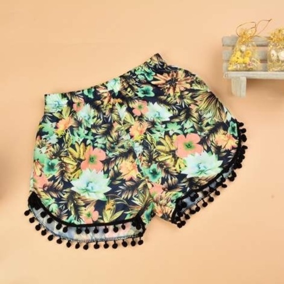 Super cute multicolored floral shorts! 💕 - Picture 2 of 4