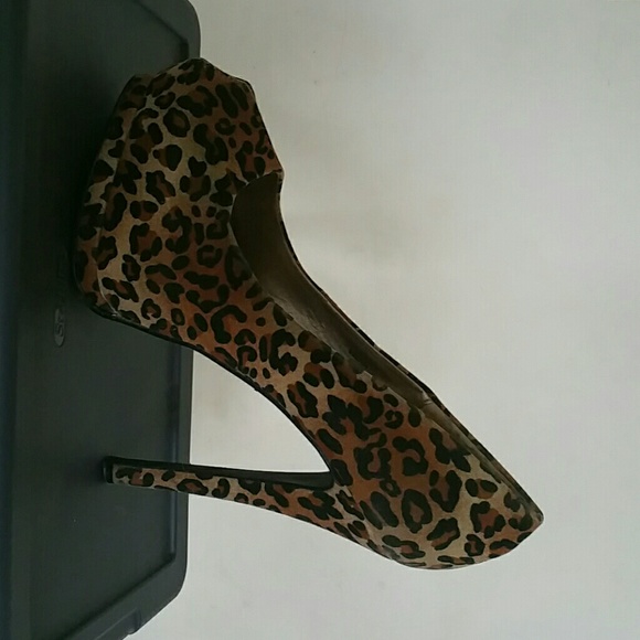 Animal Print Peep toe heels with platform bottom.