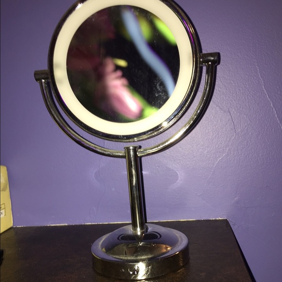 Make-up mirror with light