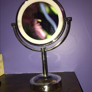 Make-up mirror with light