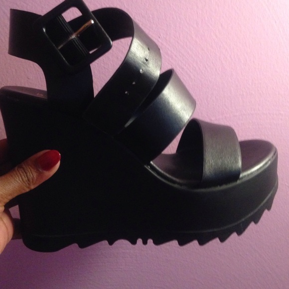 Amiclubwear black wedge heel size 6