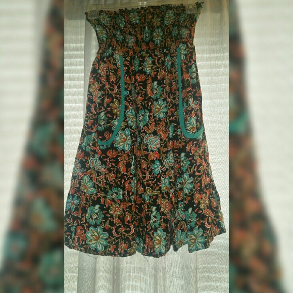 Bundle of two strapless mini-dresses with pockets