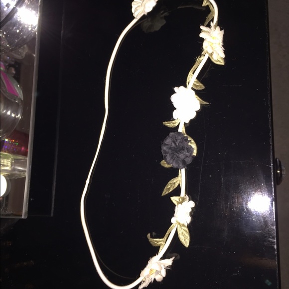 Black and white flowery head band