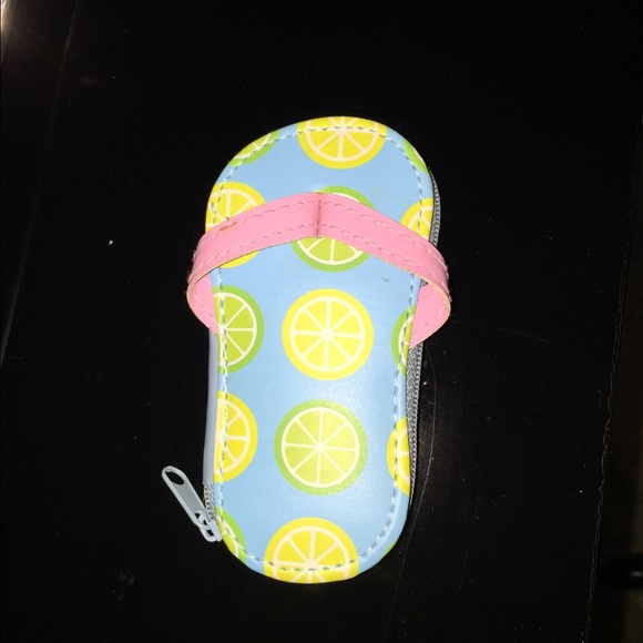 Flip flop shaped travel kit for your nails