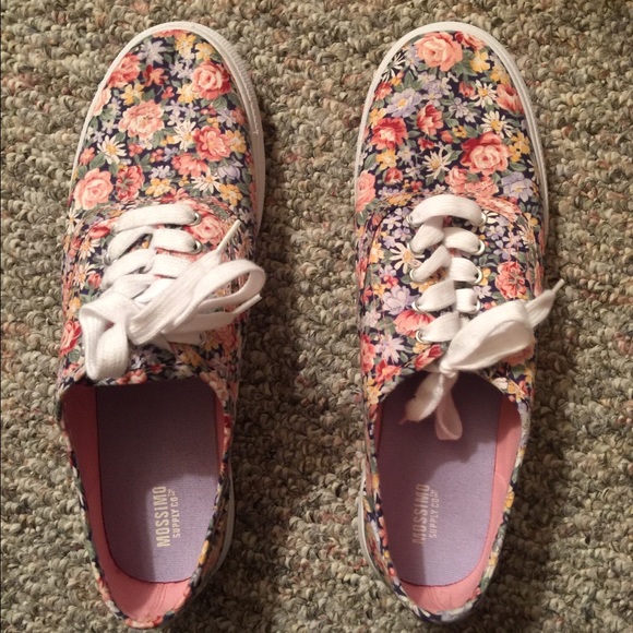 Floral sneakers! 💐