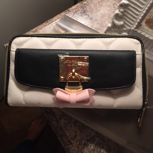 Betsey Johnson Handbags - 🔴SALE🔴🌺Betsey Johnson Bowlock Wallet🌺