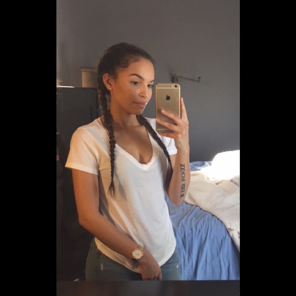 Meet your Posher, Ariana - Picture 1 of 1