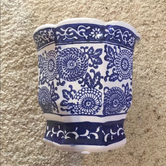 Brand new blue and white ceramic flower pot 6"