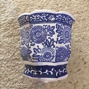 Brand new blue and white ceramic flower pot 6"