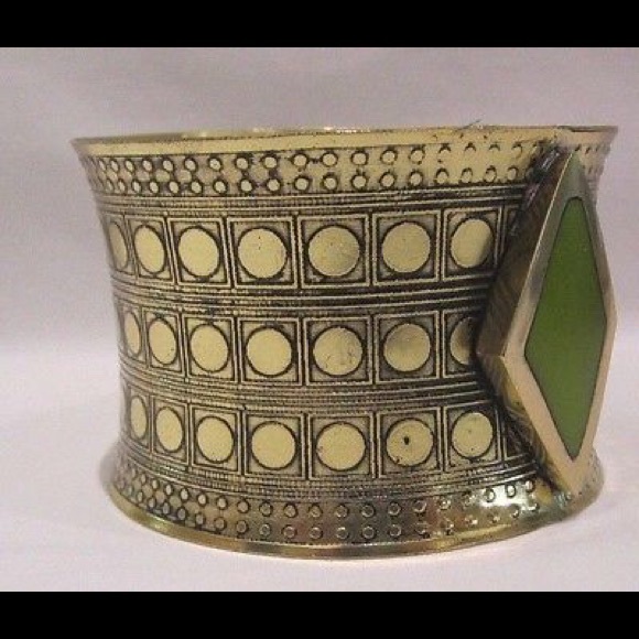 ANTIQUE GOLD TONE GRERN STONE BRASS CUFF - Picture 2 of 3