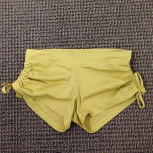 Mika workout/yoga boy shorts in yellow