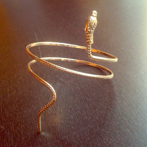 😎 Adjustable Snake Cuff. Gold Toned.