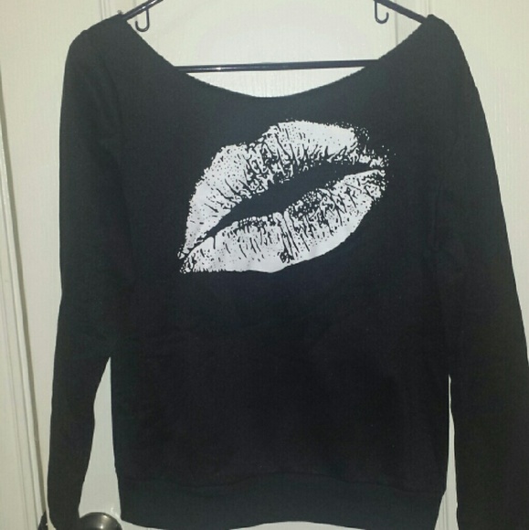 Off shoulder kiss sweat shirt