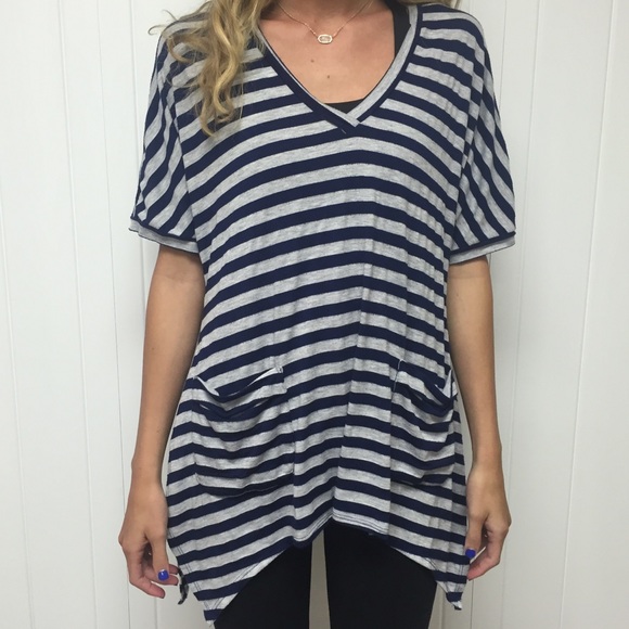 Striped blue/gray vneck top, wpockets. side slit!