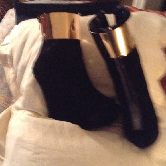 Brand new booties with gold band