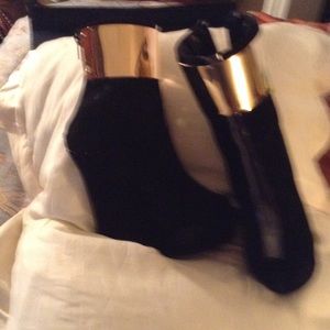 Brand new booties with gold band