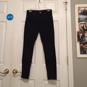 Black high wasted jeans.