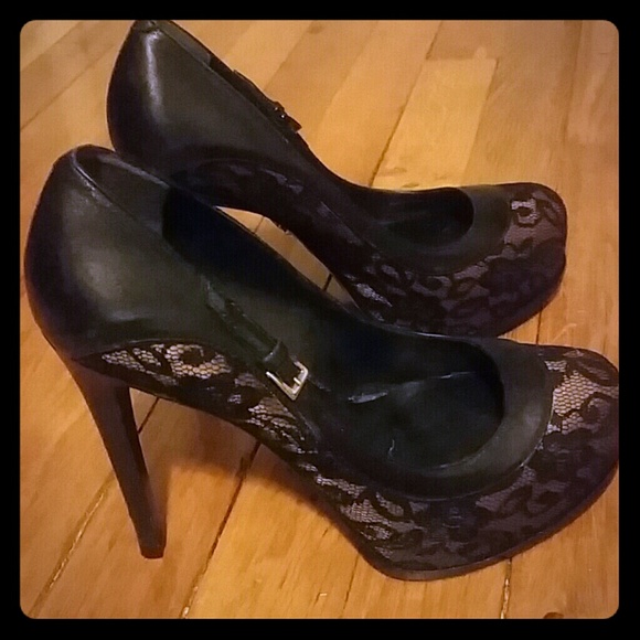 Beige & black lace pump