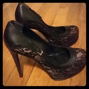 Beige & black lace pump