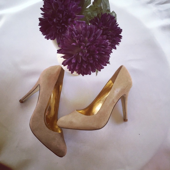 Charles David Suede Pumps - Picture 3 of 3