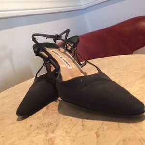 Navy linen Manolo Blahnik pumps.