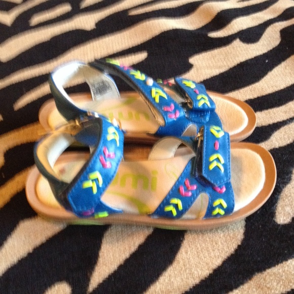 Girls sandals! - Picture 2 of 3
