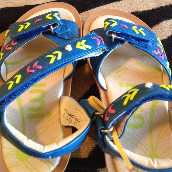Girls sandals! - Picture 3 of 3