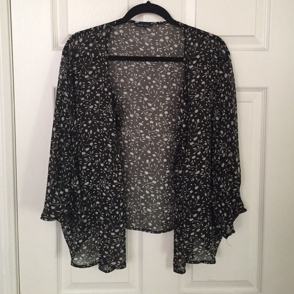 🚫SOLD🚫 Small floral print Kimono