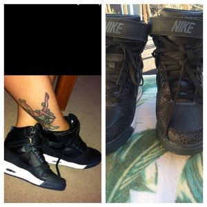 AMAZING CONDITION Nike Air Revolution Sky High