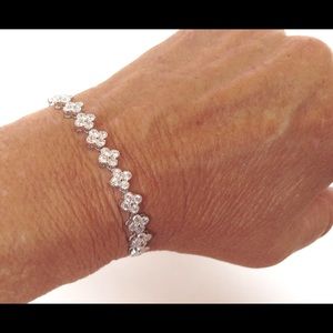 Cubic zirconia clear clovers bracelet, exquisite !